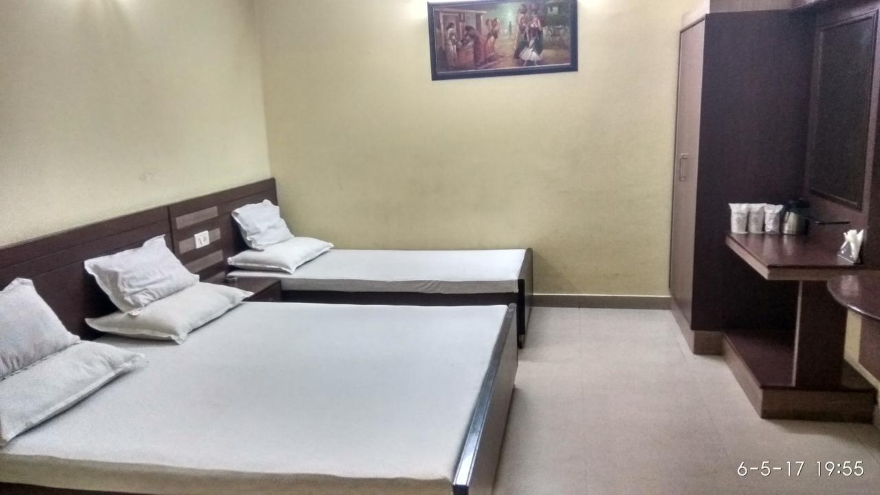 Hotel Varsa Dibrugarh Buitenkant foto