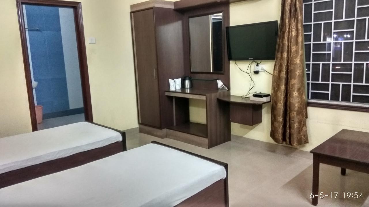 Hotel Varsa Dibrugarh Buitenkant foto